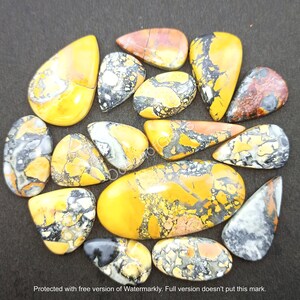 Puede incluir: Una colecci&oacute;n de 15 cabujones de piedras preciosas amarillas, naranjas y negras. Los cabujones son de varias formas y tama&ntilde;os, algunos tienen forma de l&aacute;grima. Los cabujones est&aacute;n todos pulidos y tienen un acabado liso y brillante.