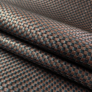 Könnte beinhalten: Ein Materialbogen mit einem Webmuster aus abwechselnd dunkelbraunen und schwarzen Streifen. Die Oberfläche weist eine konsistente gitterartige Textur auf, die durch das verflochtene Design entsteht und ein sich wiederholendes Quadratmotiv zeigt.