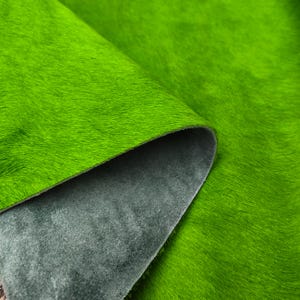 Limegrönt äkta hår på bitar av koläder / ca 1,5 mm tjockt