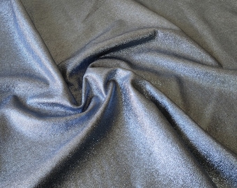 Metallisch weiches Leder und Stoffstücke in babyblau