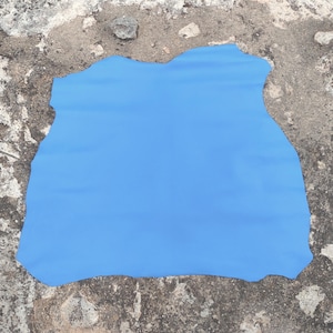Pelle di agnello conciata al vegetale sottile azzurro chiaro, pezzi di pelle pieno fiore azzurro cielo forniture per artigianato, spessore 0,6 - 0,7 mm
