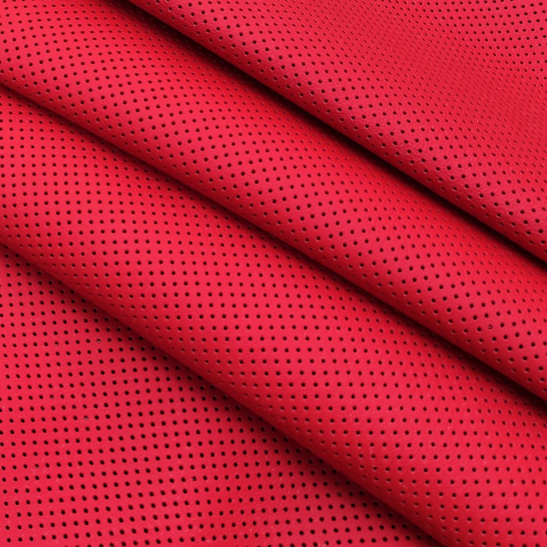 K&ouml;nnte beinhalten: Roter Stoff mit einem kleinen, gleichm&auml;&szlig;ig verteilten, kreisf&ouml;rmigen Muster.