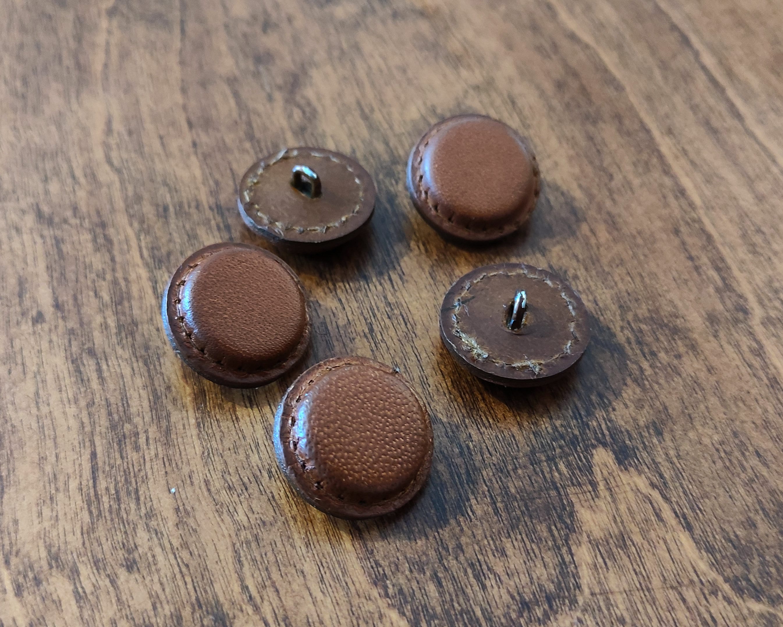 Loopstiched genuine brown leather buttons, Made in Italy, 20/23/25 mm