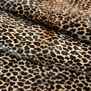 Äkta hår på leopardmönstrat mjukt getskinn, cirka 0,8 mm tjockt