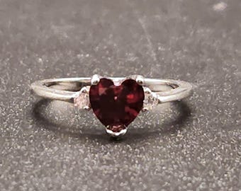 Anello in argento sterling 925 con granato a forma di cuore e zirconi cubici - Misura 5,5