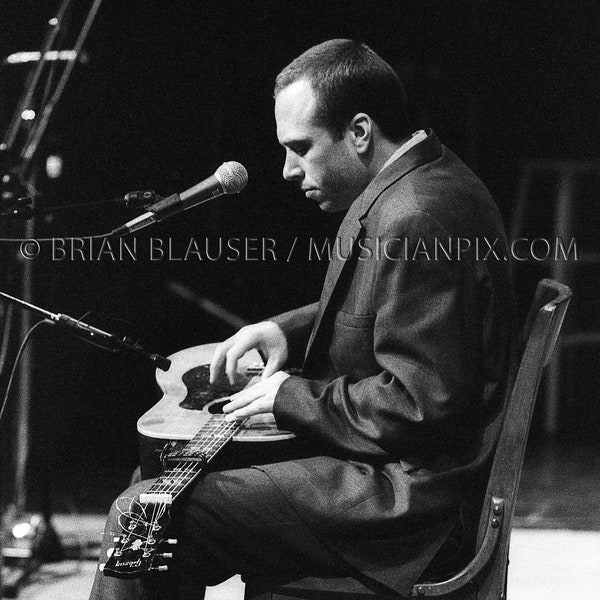 KELLY JOE PHELPS 1996 Photo 8.5x11 - 13x19 Impression contemporaine de vintage 35mm Negative Blues Folk Music Concert Photography Mountain Stage