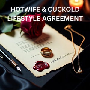 Op de afbeelding: Een afbeelding met een document met de tekst "HOTWIFE & CUCKOLD LIFESTYLE AGREEMENT". Een rode roos, een gouden ring, een gouden ketting, een rood zegel en een vulpen zijn ook zichtbaar.