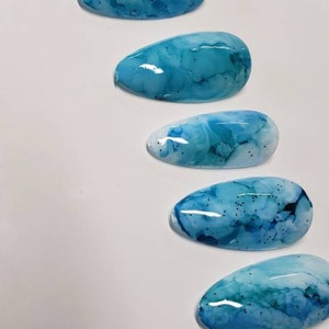 Blue Marble Almond Presson Nails | Blue Marble with Glitter on Almond Presson Nails