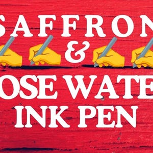 Op de afbeelding: Witte tekst op een rode houten achtergrond: "SAFFRON & ROSE WATER INK PEN". Het woord "&" staat tussen twee gele hand-emoji's die pennen vasthouden.