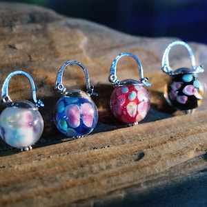 Pendientes de bola de vidrio soplado a mano artesanales Pendientes boho con palanca colgante bañados en plata Envío rápido desde EE. UU. imagen 2