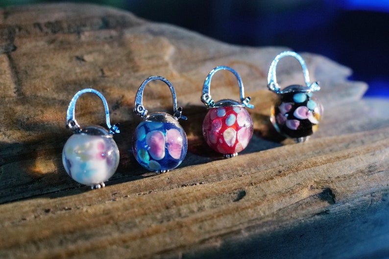 Pendientes de bola de vidrio soplado a mano artesanales Pendientes boho con palanca colgante bañados en plata Envío rápido desde EE. UU. imagen 2