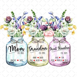 Puede incluir: Tres tarros de cristal con flores, cada uno etiquetado con un t&iacute;tulo y un a&ntilde;o. El primer tarro es azul y dice "Mam&aacute; Est. 1965" con los nombres Vincent y Sami. El segundo tarro es verde y dice "Abuela Est. 1993" con los nombres Annie, David, Paul, Jacob y Tracy. El tercer tarro es morado y dice "Bisabuela Est. 2025" con los nombres Jack, Eva, Rose, Marcus y Belle.