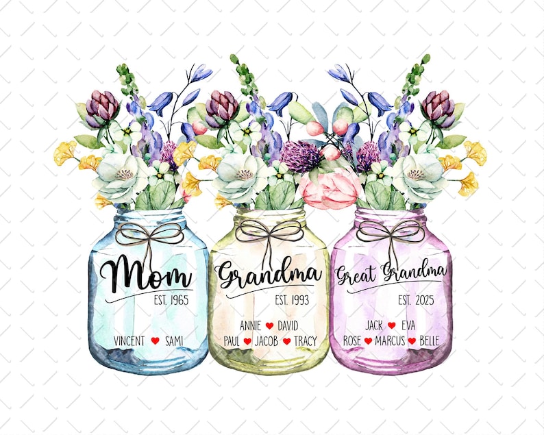 Puede incluir: Tres tarros de cristal con flores, cada uno etiquetado con un t&iacute;tulo y un a&ntilde;o. El primer tarro es azul y dice "Mam&aacute; Est. 1965" con los nombres Vincent y Sami. El segundo tarro es verde y dice "Abuela Est. 1993" con los nombres Annie, David, Paul, Jacob y Tracy. El tercer tarro es morado y dice "Bisabuela Est. 2025" con los nombres Jack, Eva, Rose, Marcus y Belle.