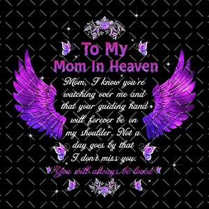 Puede incluir: Alas de ángel moradas y azules con un diseño de galaxia sobre un fondo negro. El texto "To My Mom In Heaven" está en el centro de la imagen. El texto de abajo dice: "Mamá, sé que me estás cuidando y que tu mano guía estará siempre sobre mi hombro. No pasa un día sin que te eche de menos. Siempre serás amada."