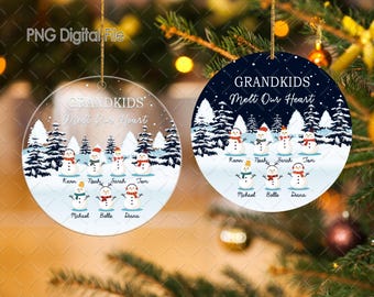 Op de afbeelding: Twee kerstversieringen met een winterthema. Eén is helder, de andere is marineblauw. Beide hebben sneeuwpoppen, dennenbomen en de tekst "GRANDKIDS Melt Our Heart". Elke versiering heeft een gouden touwtje om op te hangen. De namen van de kleinkinderen staan vermeld.