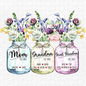 Puede incluir: Tres tarros de cristal con flores, cada uno etiquetado con un t&iacute;tulo y un a&ntilde;o. El primer tarro es azul y dice "Mam&aacute; Est. 1965" con los nombres "Vincent" y "Sami" debajo. El segundo tarro es verde y dice "Abuela Est. 1993" con los nombres "Annie", "David", "Paul", "Jacob" y "Tracy" debajo. El tercer tarro es morado y dice "Bisabuela Est. 2025" con los nombres "Jack", "Eva", "Rose", "Marcus" y "Belle" debajo.
