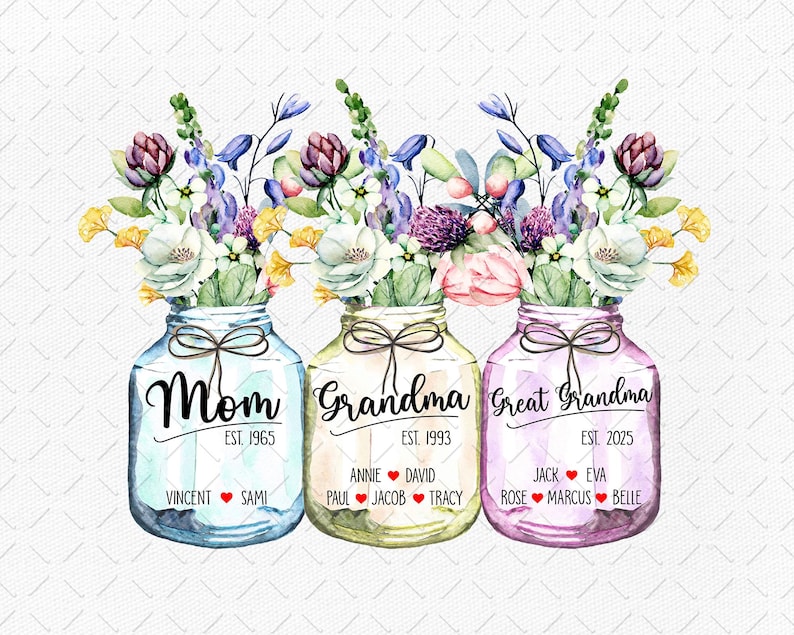 Puede incluir: Tres tarros de cristal con flores, cada uno etiquetado con un t&iacute;tulo y un a&ntilde;o. El primer tarro es azul y dice "Mam&aacute; Est. 1965" con los nombres "Vincent" y "Sami" debajo. El segundo tarro es verde y dice "Abuela Est. 1993" con los nombres "Annie", "David", "Paul", "Jacob" y "Tracy" debajo. El tercer tarro es morado y dice "Bisabuela Est. 2025" con los nombres "Jack", "Eva", "Rose", "Marcus" y "Belle" debajo.