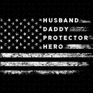 Puede incluir: Una bandera estadounidense blanca desgastada con las palabras "Husband, Daddy, Protector, Hero" escritas en ella.