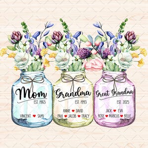 Puede incluir: Tres tarros de cristal con flores, cada uno etiquetado con un t&iacute;tulo y un a&ntilde;o. El primer tarro es azul y dice "Mam&aacute; Est. 1965" con los nombres "Vincent" y "Sami" debajo. El segundo tarro es verde y dice "Abuela Est. 1993" con los nombres "Annie", "David", "Paul", "Jacob" y "Tracy" debajo. El tercer tarro es morado y dice "Bisabuela Est. 2025" con los nombres "Jack", "Eva", "Rose", "Marcus" y "Belle" debajo.