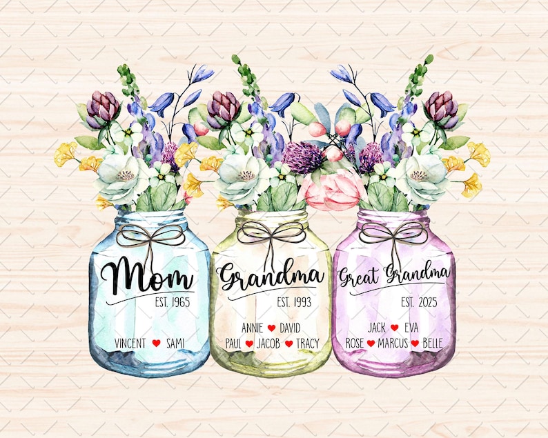 Puede incluir: Tres tarros de cristal con flores, cada uno etiquetado con un t&iacute;tulo y un a&ntilde;o. El primer tarro es azul y dice "Mam&aacute; Est. 1965" con los nombres "Vincent" y "Sami" debajo. El segundo tarro es verde y dice "Abuela Est. 1993" con los nombres "Annie", "David", "Paul", "Jacob" y "Tracy" debajo. El tercer tarro es morado y dice "Bisabuela Est. 2025" con los nombres "Jack", "Eva", "Rose", "Marcus" y "Belle" debajo.