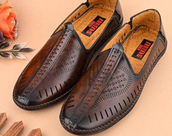 Juttis Mojaris de cuero marrón: zapatos étnicos de boda para hombre