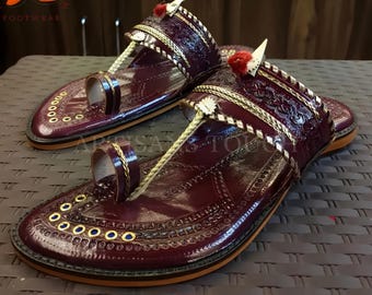 Handgemaakte kersenbruine Kolhapuri-leren sandalen voor heren, traditionele Indiase platte instappers, premium etnisch schoeisel voor casual en feestelijke kleding,