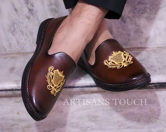 Handgefertigte Leder Herren Mojari Schuhe: Goldene bestickte ethnische Loafers