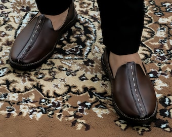 Scarpe Mojari da uomo fatte a mano in pelle marrone: mocassini da matrimonio etnici