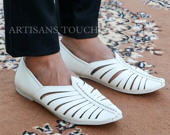 Scarpe Jutti in pelle bianca per uomo: Mojari per sposo da matrimonio etnico