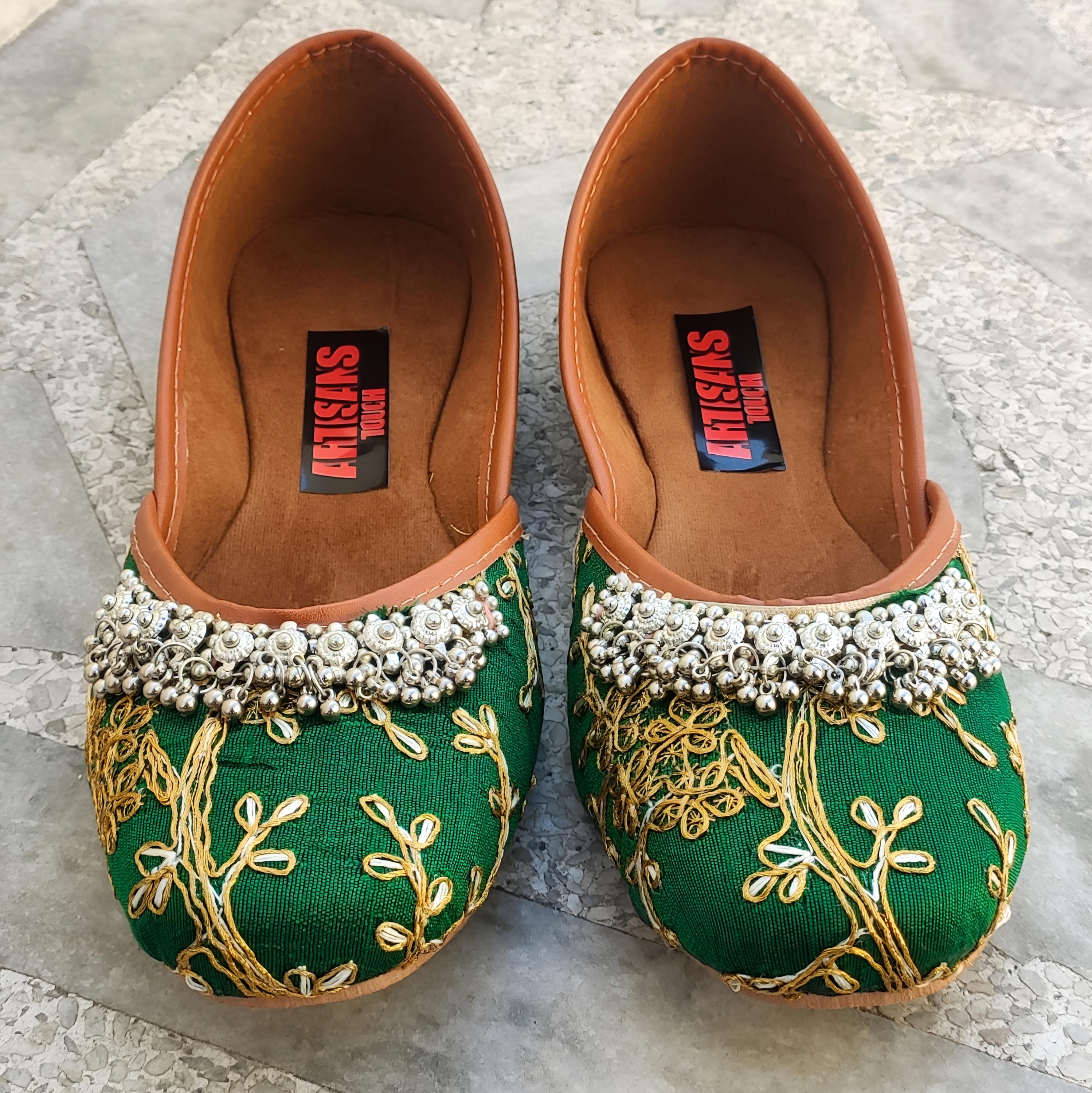 Embroidered Green Khussa Shoes: Indian Wedding Jutti Mojari  display picture 1