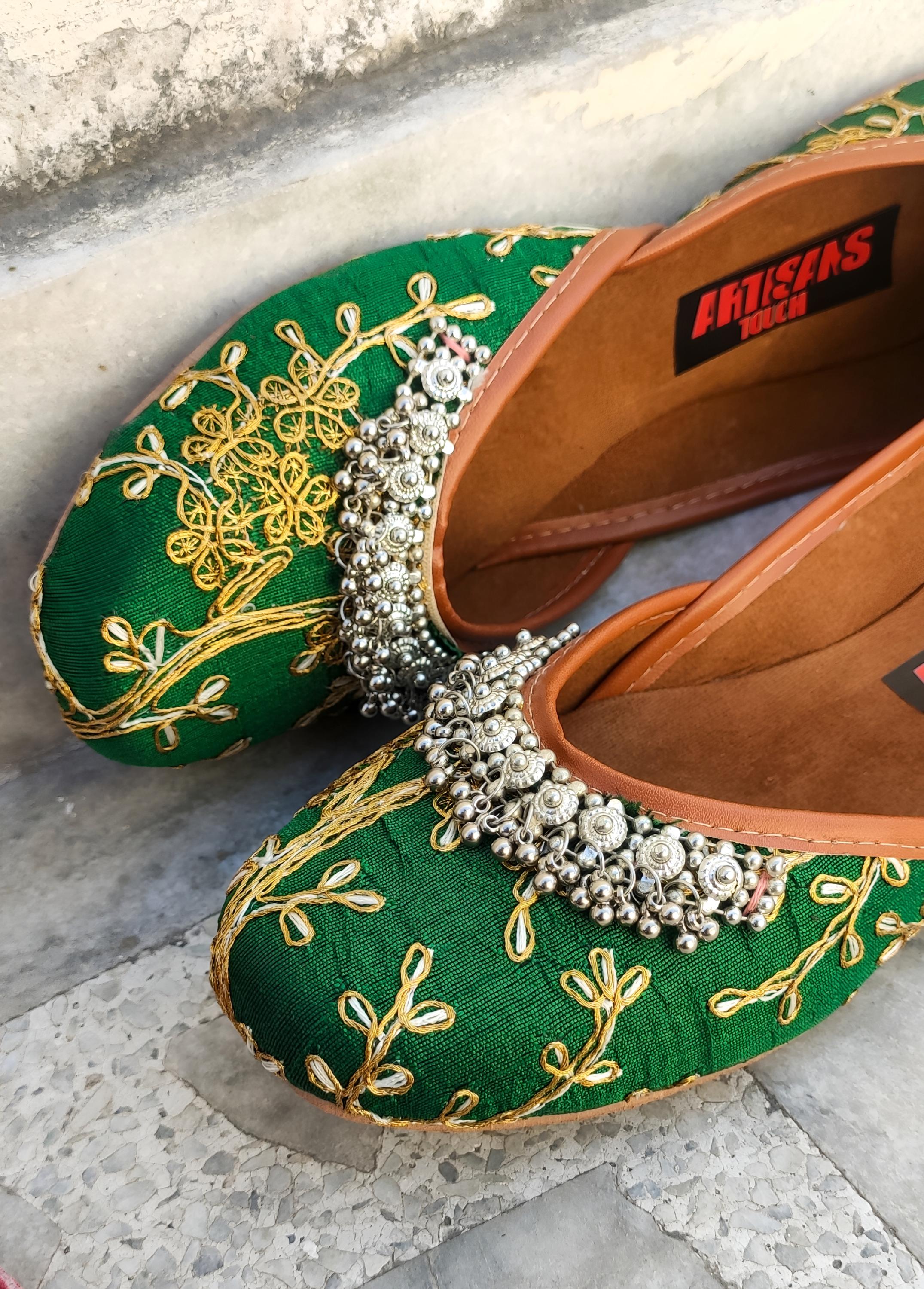 Embroidered Green Khussa Shoes: Indian Wedding Jutti Mojari  display picture 3