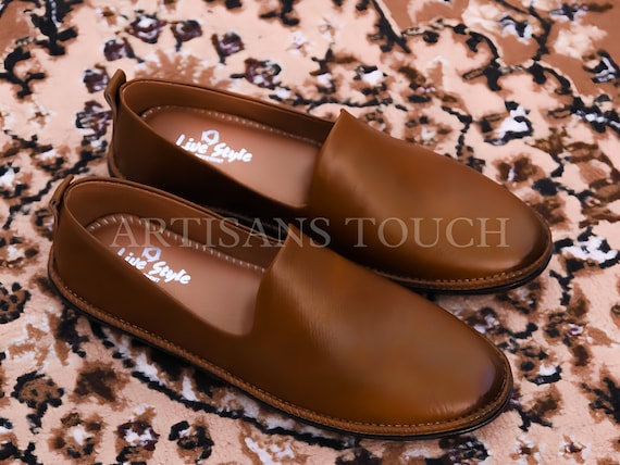 Amazon.com | Step n Style Mens Juti Indian Traditional Handmade Khussa Men  Shoes Wedding Mojari Gold | Sandals
