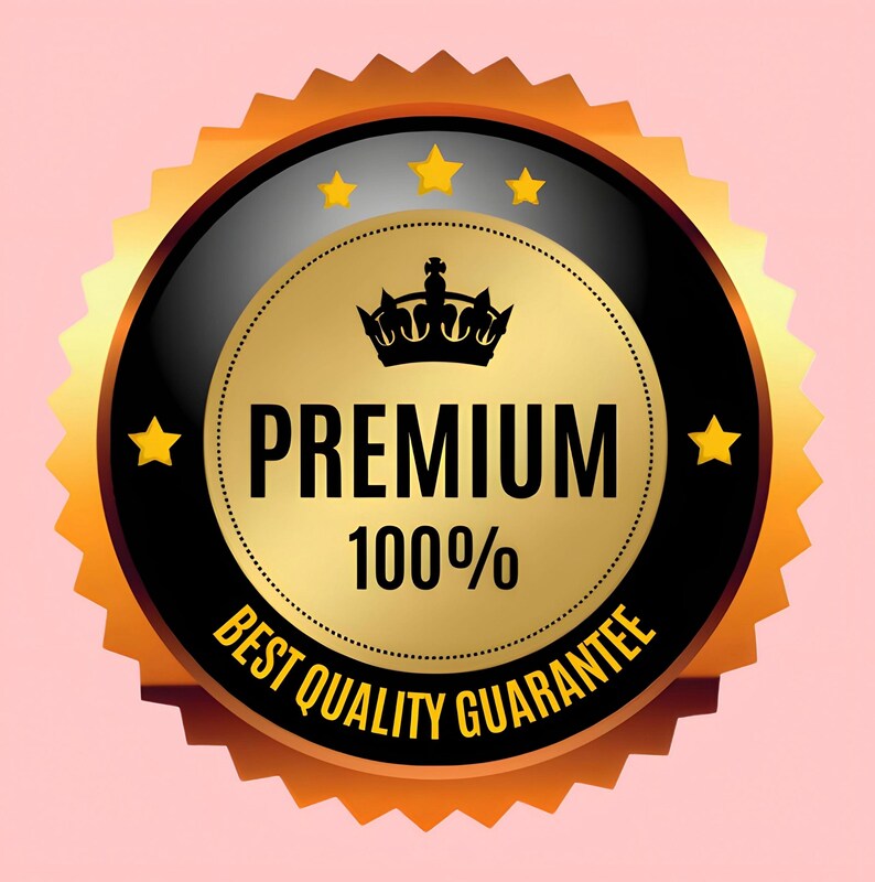 以下が含まれることがあります： 「PREMIUM」の太字、100％、BEST QUALITY GUARANTEEの文字が入った金と黒のバッジ。王冠のアイコンと星のアクセントがあり、ピンク色の背景に配置されています。