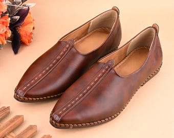 Handgemaakte bruine leren mojari-schoenen: punjabi jutti, etnische bruidegomschoenen