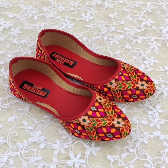 Handmade Floral Embroidered Juttis: Colorful Ethnic Women's Shoes