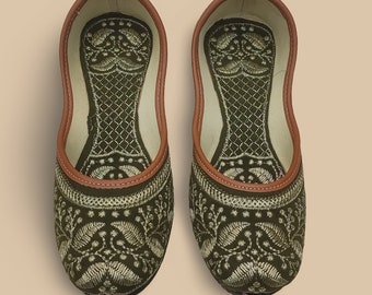 Grüne Hochzeits-Juttis: Silber bestickte indische Hochzeitsschuhe