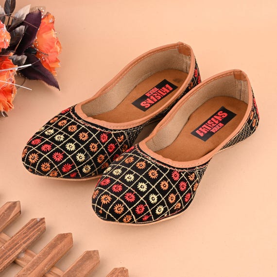 Embroidered Khussa Shoes: Indian Jutti Mojari Bellies  display picture 3