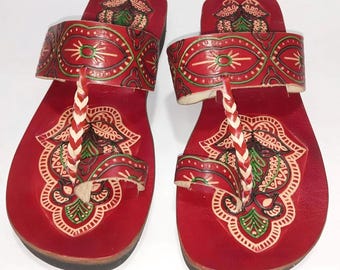 Sandalias étnicas de cuero rojo hechas a mano: zapatos de novia con estampado floral en bloque