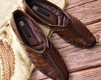 Bruine leren jutti-schoenen heren: mojari-loafers met etnisch ontwerp