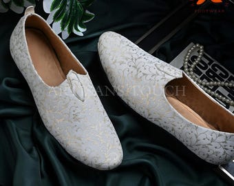 Witte en gouden fluwelen mojari-schoenen voor bruidegom, handgemaakte etnische herenloafers, bruiloft jutti voor heren, gouden bedrukte fluwelen mocassins, gelegenheidsmocassins,