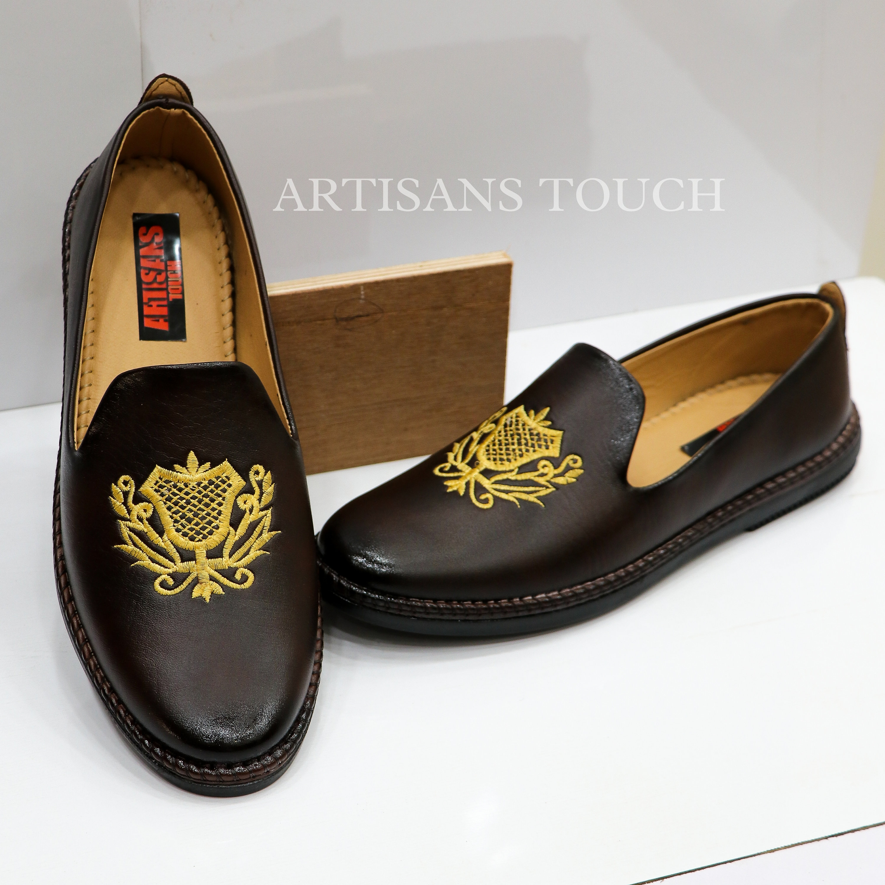 Handmade Leather Mojari Shoes: Golden Embroidered Ethnic  display picture 3