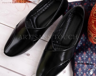 Handgemaakte zwarte lakleder loafers: Indiase etnische instappers