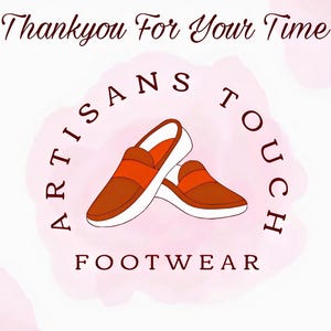 K&ouml;nnte beinhalten: Ein Logo f&uuml;r ein Schuhunternehmen namens "Artisans Touch Footwear". Das Logo zeigt ein Paar braune Lederschuhe mit orangefarbenen Akzenten vor einem rosa Aquarellhintergrund.
