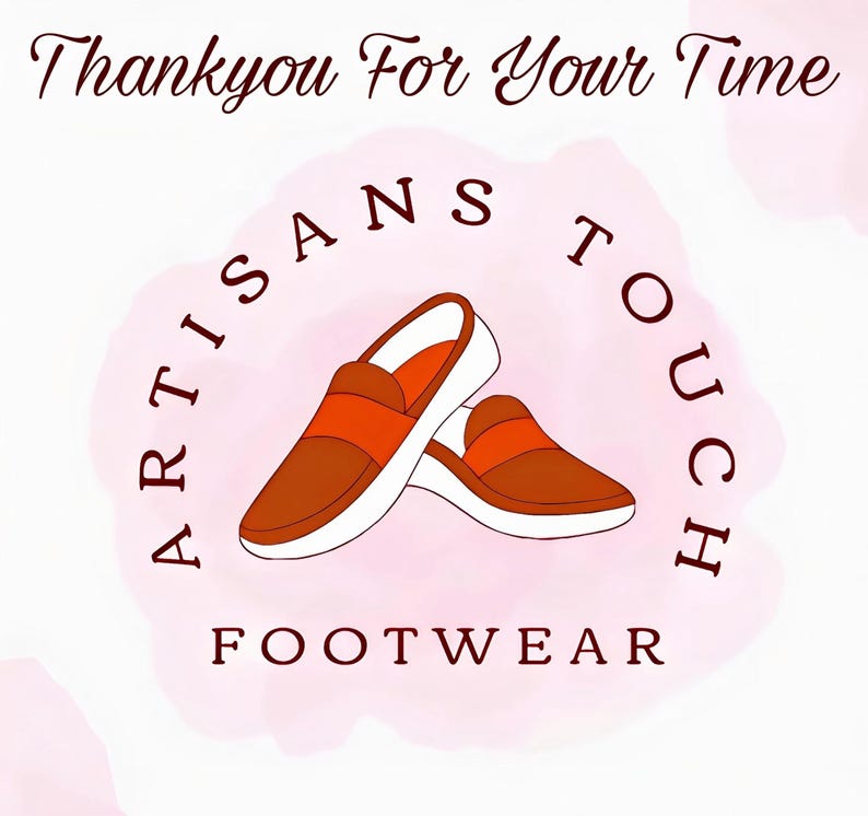 K&ouml;nnte beinhalten: Ein Logo f&uuml;r ein Schuhunternehmen namens "Artisans Touch Footwear". Das Logo zeigt ein Paar braune Lederschuhe mit orangefarbenen Akzenten vor einem rosa Aquarellhintergrund.