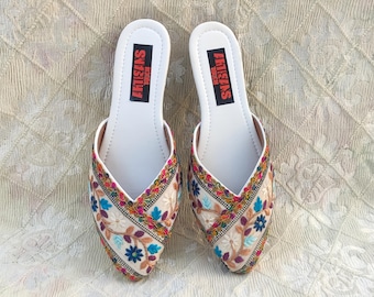 Mules bordadas a mano: zapatos planos de novia para bodas étnicas