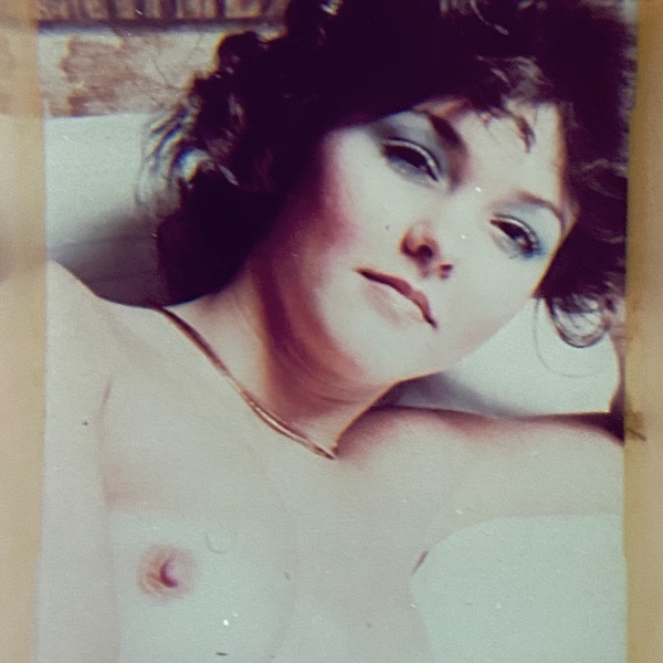 Vintage Peep Show Viewer-Nude Woman Adult Keychain-Telescope Plastic Risqué Toy ‘Naughty Nina’