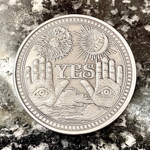 Moneda de Tarot del desafío Ouiji Flip, con la que se puede tomar la decisión de "Sí" o "No" y que resulta afortunada.