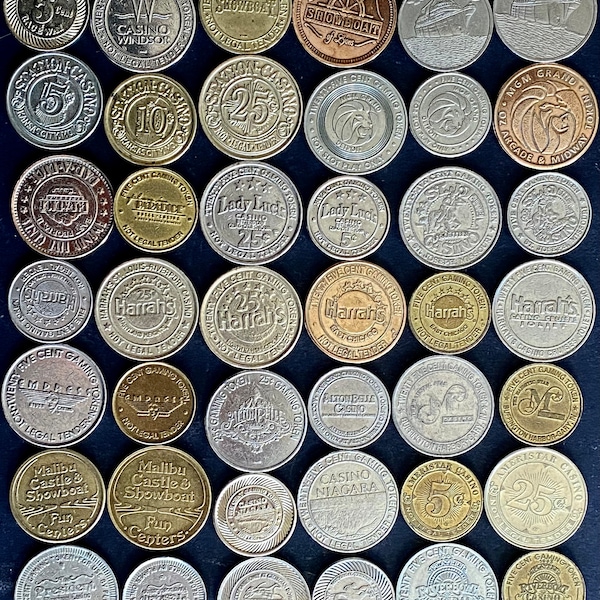 Een verzameling van 42 paar vintage casino-/gokautomaatmunten en tokens van 5 en 25 cent, waaronder ParaDice, Presidents Casino, Harrah's