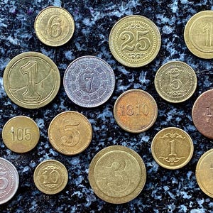 Un grupo de 20 fichas numeradas que contienen varias fuentes de estilo con diferentes números y dígitos: muchos números entre 1 y 1111