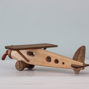 Handgemaakt houten vliegtuigspeelgoed voor 2-3 jaar oud, fantasierijk spel, gepersonaliseerd peuterspeelgoed, Montessori Waldorf-speelgoed voor cadeau jongen meisje